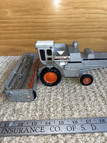 Gleaner 2 combine - 1/32,